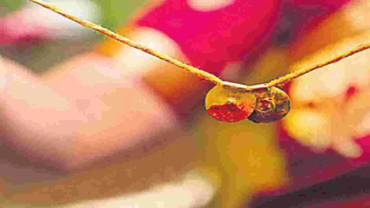 Bengaluru News: పోలీస్‌స్టేషన్‌లోనే తాళి తీసి భర్త మొహంపై కొట్టి..