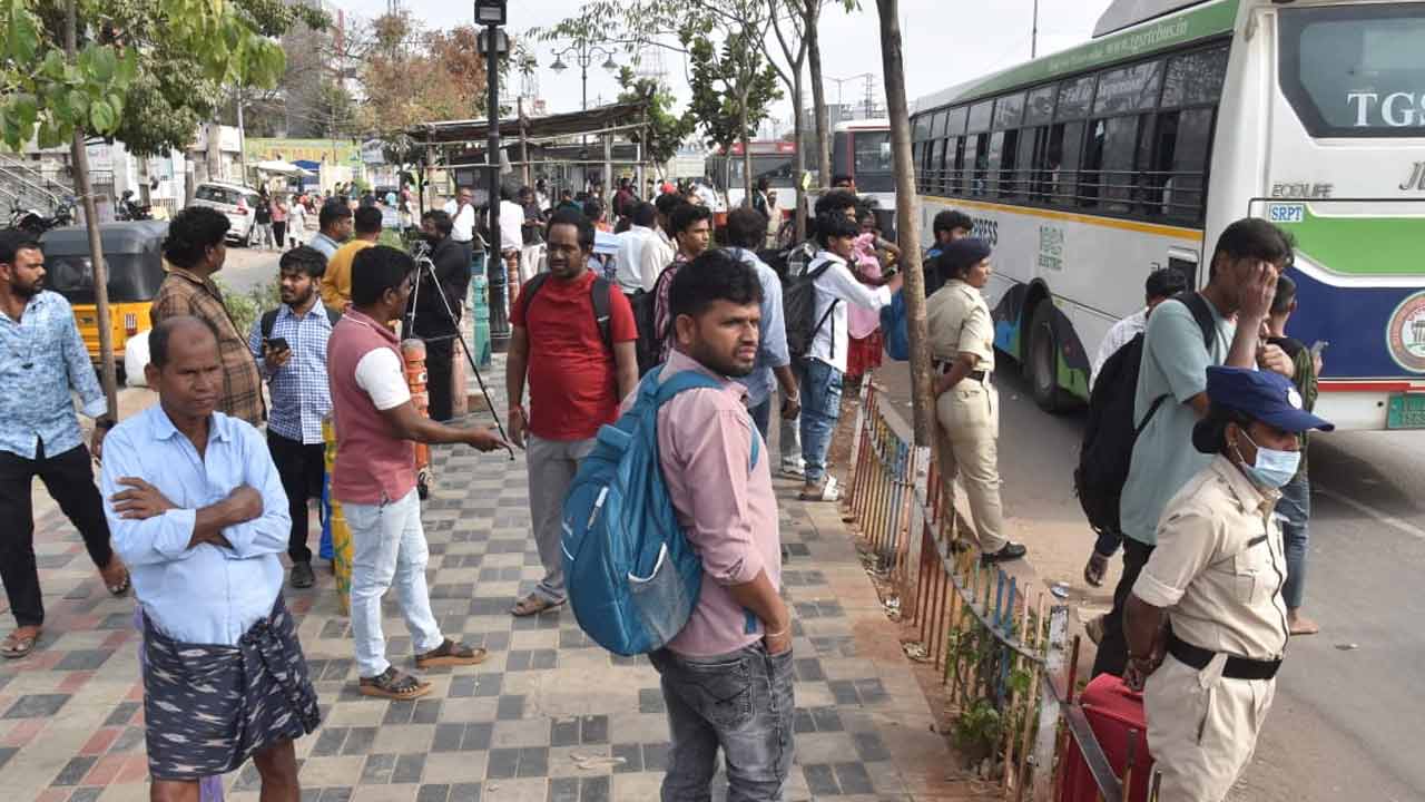 సంక్రాంతి సెలవులు... ఊర్లకు వెళుతున్న నగర వాసులు