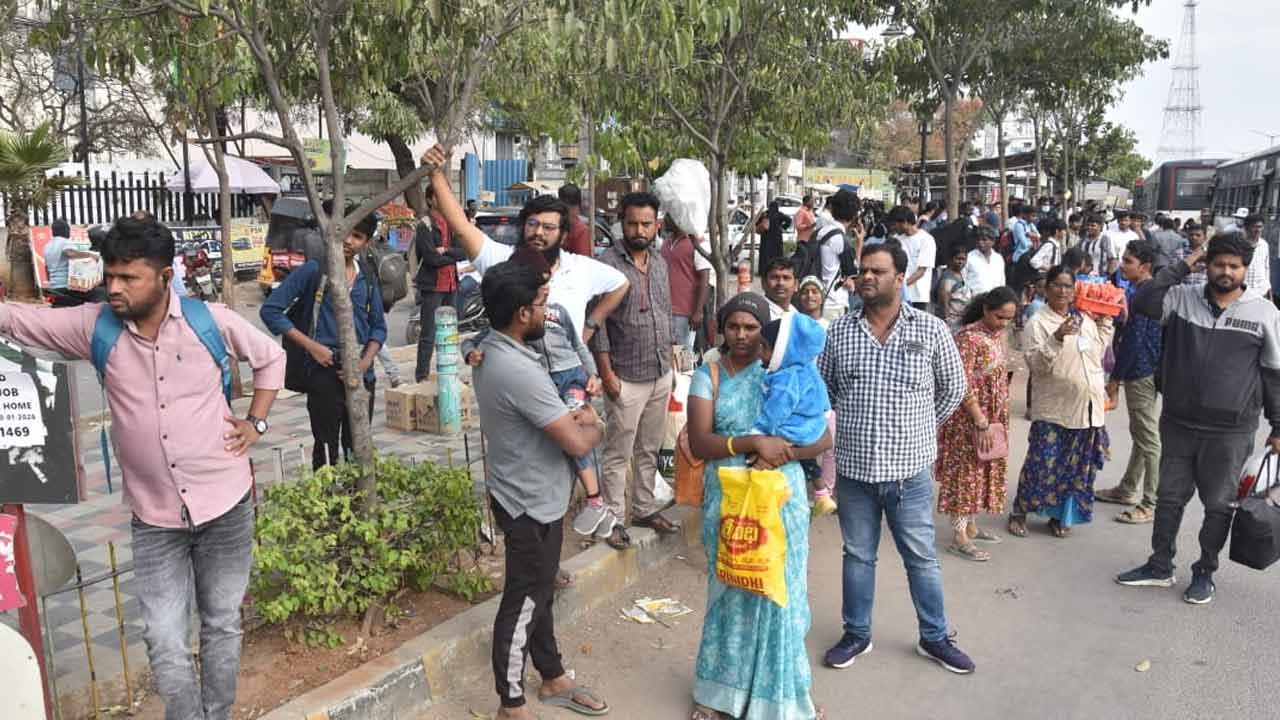 సంక్రాంతి సెలవులు... ఊర్లకు వెళుతున్న నగర వాసులు