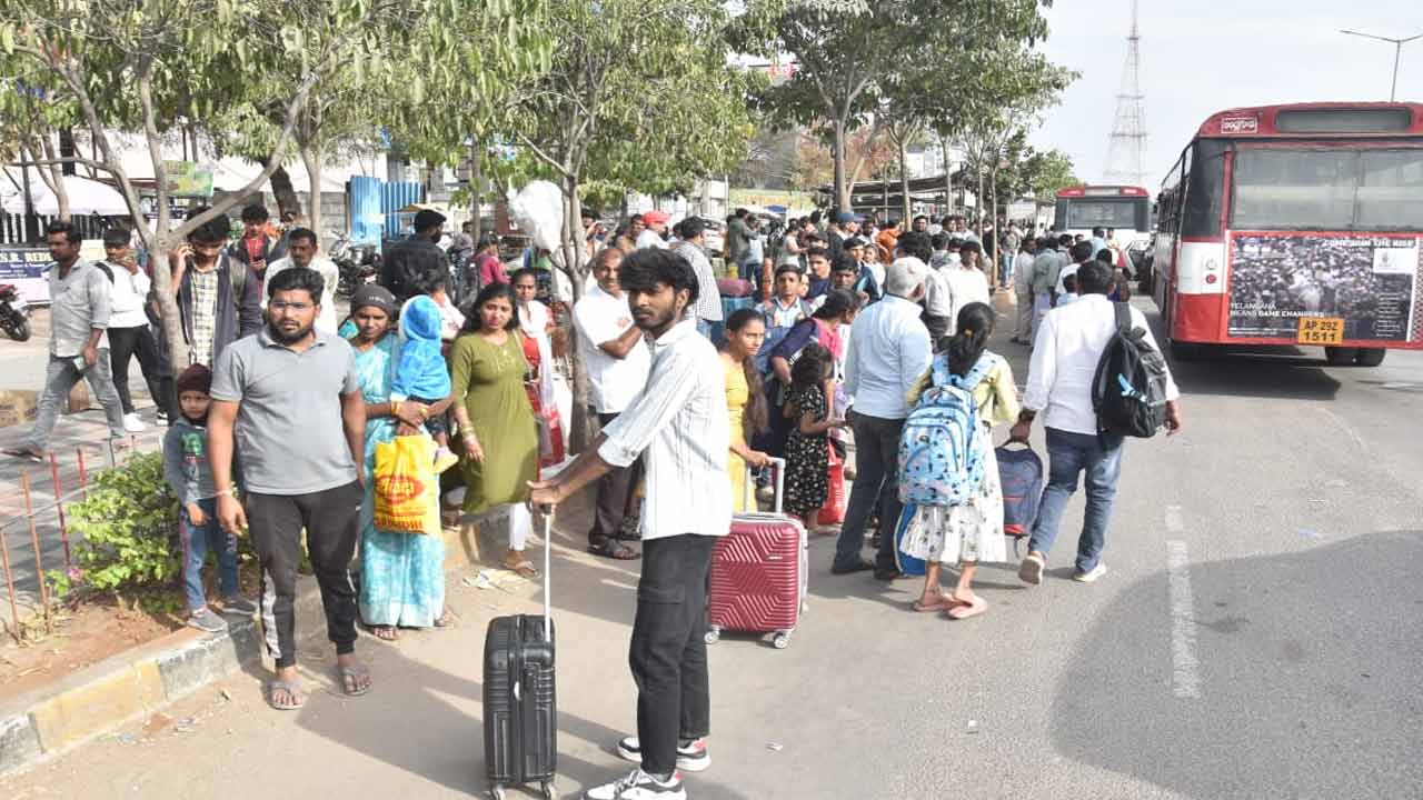 సంక్రాంతి సెలవులు... ఊర్లకు వెళుతున్న నగర వాసులు