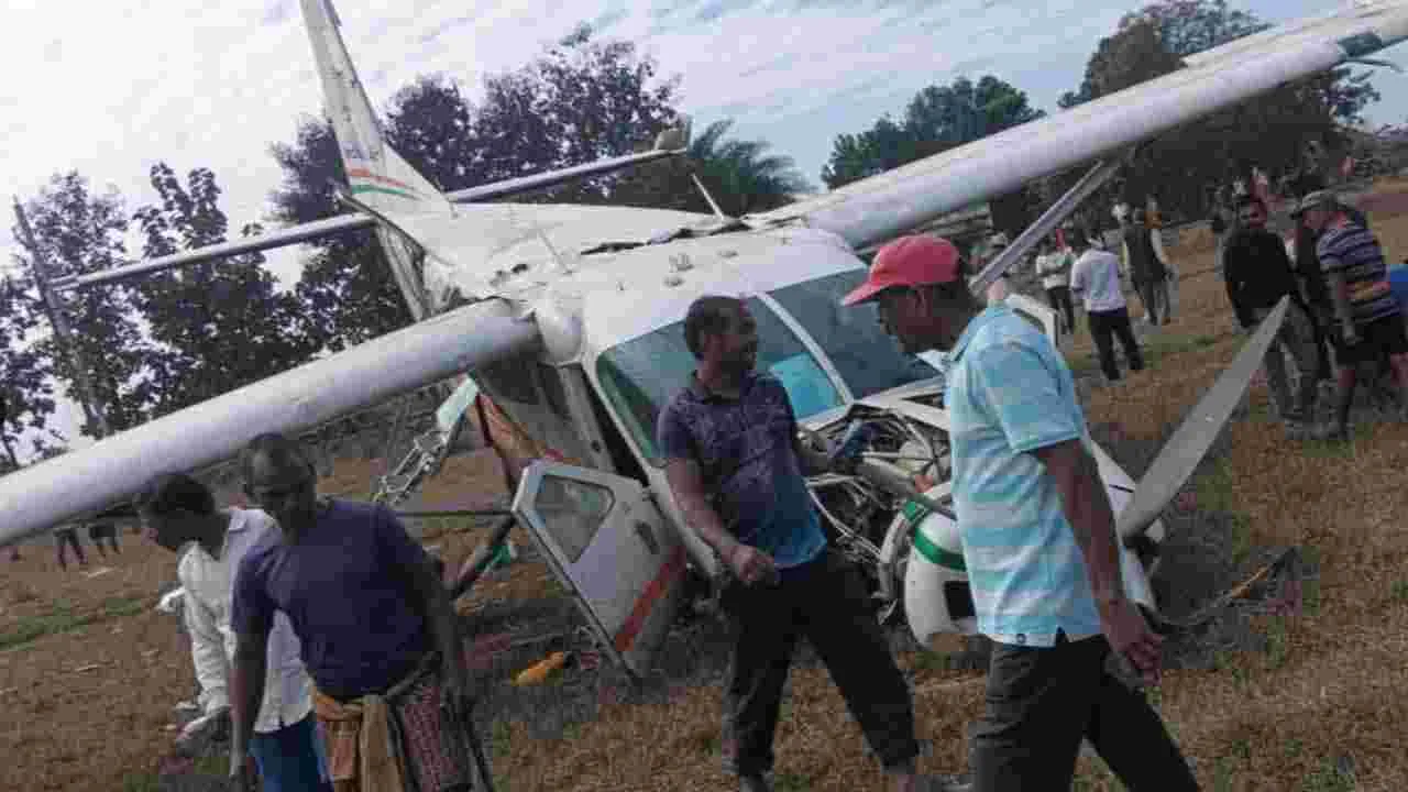 Plance Crach: కుప్పకూలిన చార్టర్డ్ విమానం... పైలట్, ప్రయాణికులకు గాయాలు