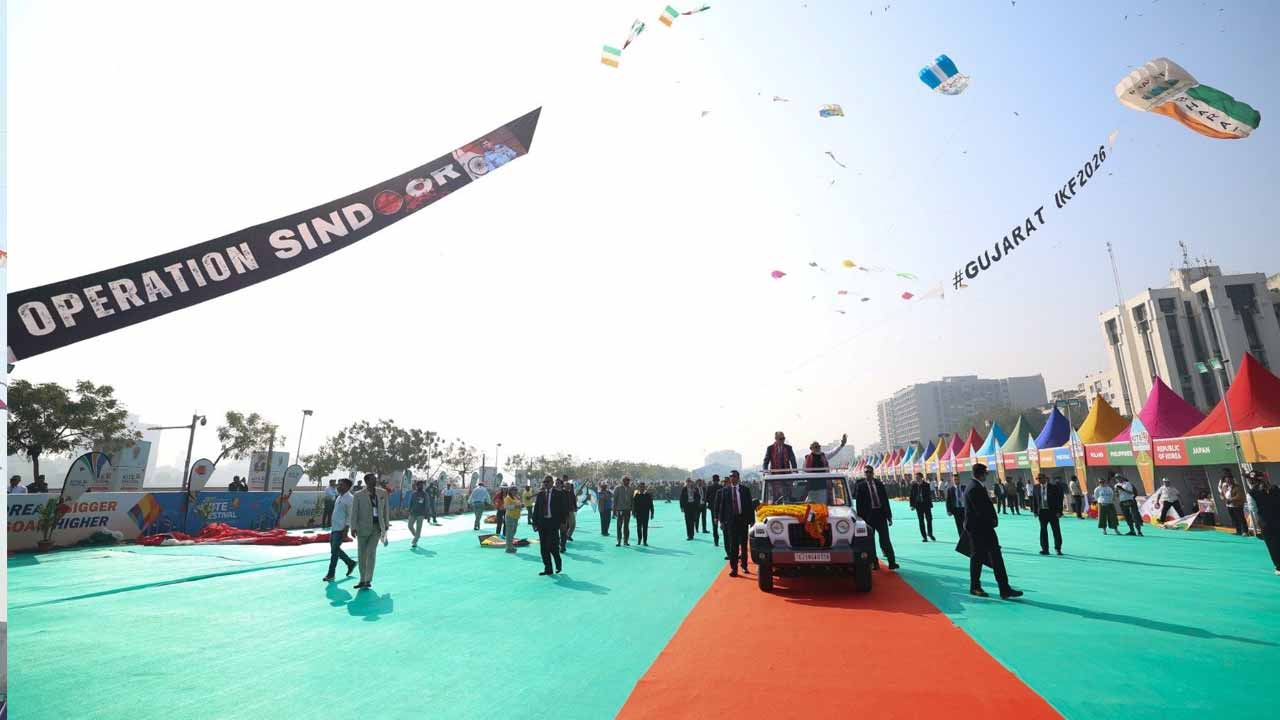 అహ్మదాబాద్‌లో అంతర్జాతీయ కైట్ ఫెస్టివల్‌లో పాల్గొన్న ప్రధాని మోదీ..