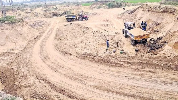 Sand: ట్రాక్టర్లలో తరలిపోతున్న ఇసుక 