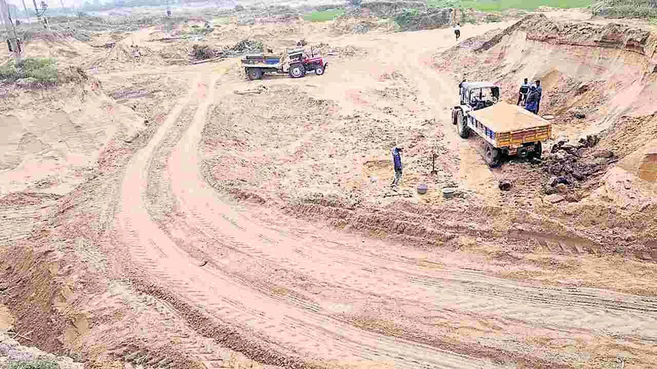 Sand: ట్రాక్టర్లలో తరలిపోతున్న ఇసుక