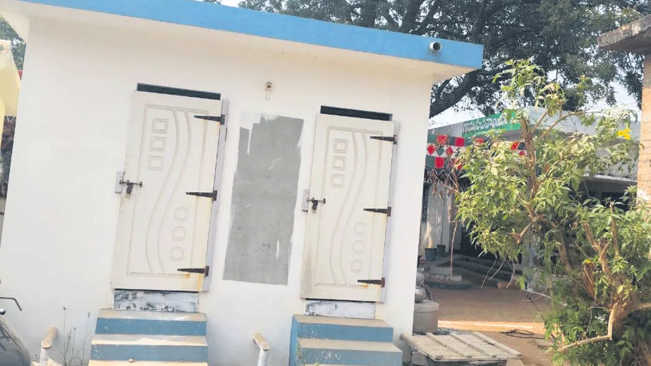 ప్రజా మరుగుదొడ్లు లేక అవస్థలు