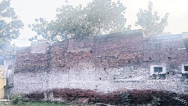 పాఠశాల ప్రాంగణంలో పొంచి ఉన్న ప్రమాదం