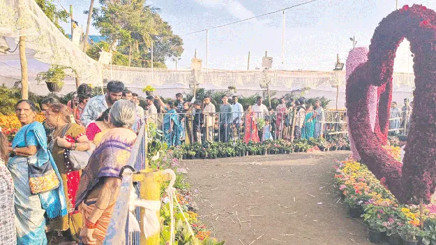 పూల ప్రేమికులు.. పోటెత్తారు!
