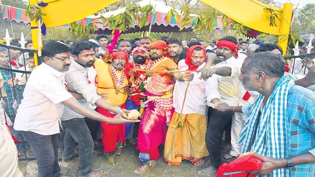 గద్దెలపై కొలువుదీరిన అమ్మవార్లు