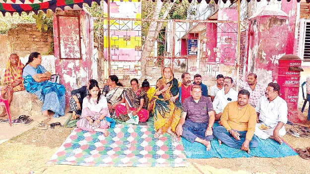 మా డబ్బులు ఇంకెప్పుడిస్తారు?