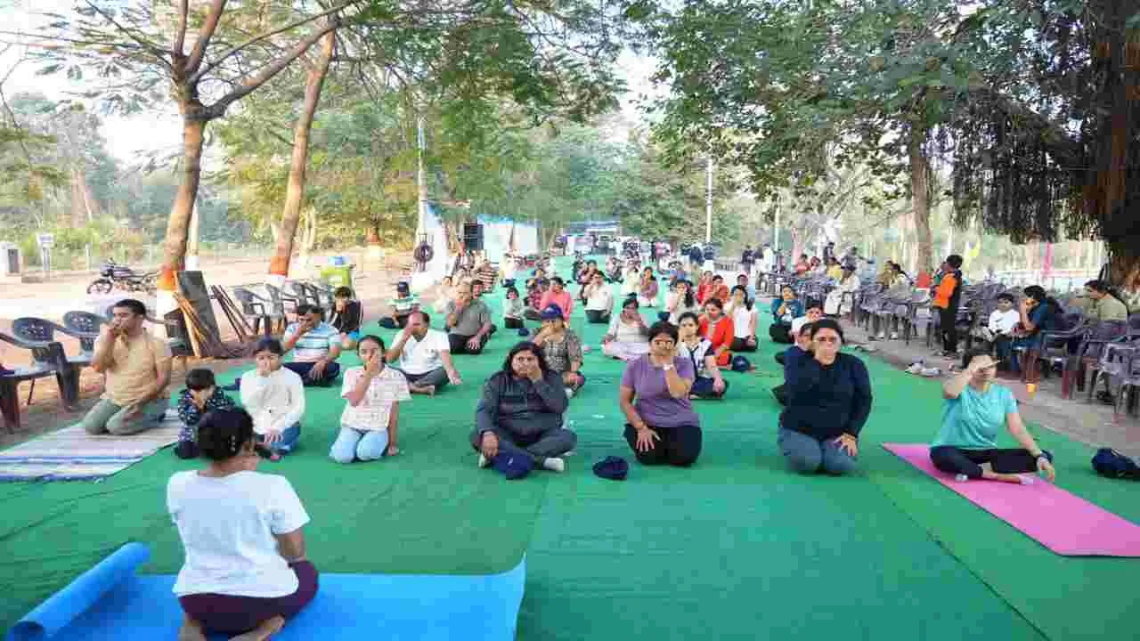 ఆరోగ్యకరమైన జీవితానికి యోగా తప్పనిసరి