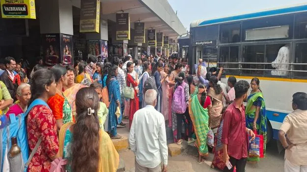 బస్సుల కోసం ప్రయాణికుల పడిగాపులు 