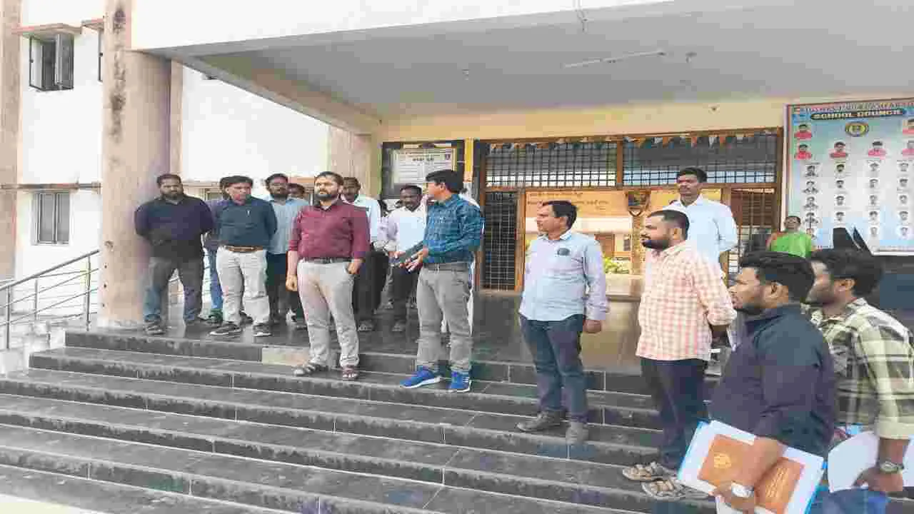 kumaram bheem asifabad- ఎన్నికల సామగ్రి పరిశీలించి.. సూచనలు చేసి