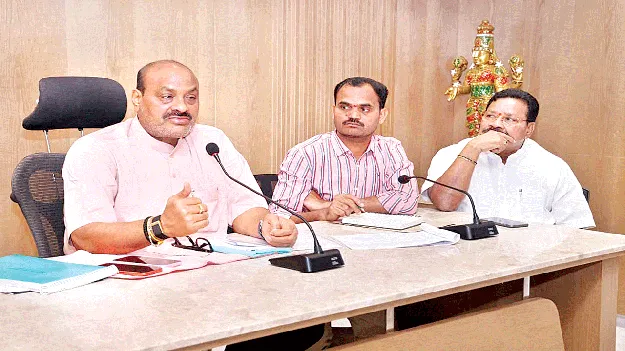 మట్టి రోడ్లు కనిపించకూడదు