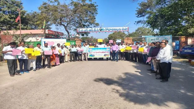 డిపో ఎదుట ఆర్టీసీ రిటైర్డ్‌ ఉద్యోగుల ధర్నా