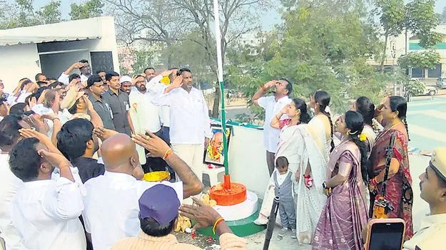 స్వాతంత్య్ర సమరయోధుల త్యాగాలను స్మరించుకోవాలి