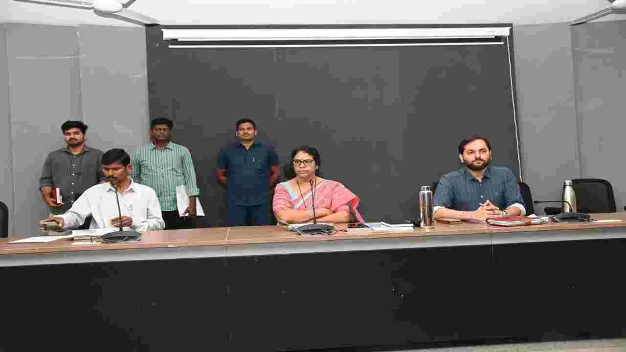 kumaram bheem asifabad- ఇందిరమ్మ ఇళ్ల పనులు వేగవంతం చేయాలి