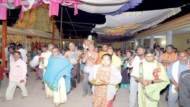 గజ వాహనంపై అభయుడి ఊరేగింపు