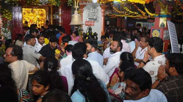 మావుళ్లమ్మ ఆలయంలో భక్తుల రద్దీ