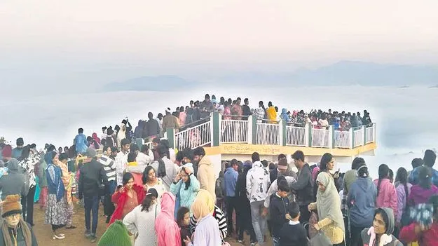 పోటెత్తిన పర్యాటకులు