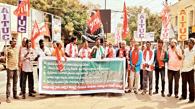 ఉపాధి హామీ పథకాన్ని కొనసాగించాలి