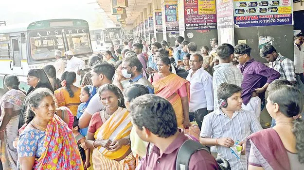 జోరందుకున్న ప్రయాణాలు