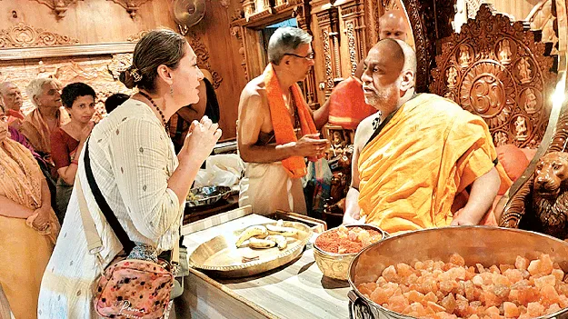  రాఘవేంద్రుని సన్నిధిలో రష్యా దేశస్తురాలు పద్మ మంజరి