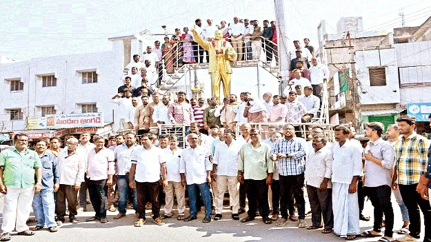 వైసీపీ నాయకులపై రెడ్‌ బుక్‌ రాజ్యాంగం అమలు