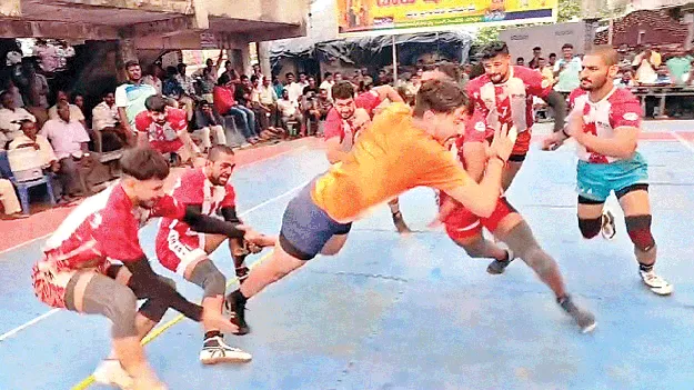 హోరాహోరీగా కబడ్డీ సెమీఫైనల్స్‌ పోటీలు 