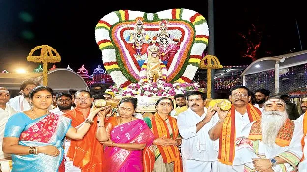 అశ్వవాహనంపై ఆది దంపతులు