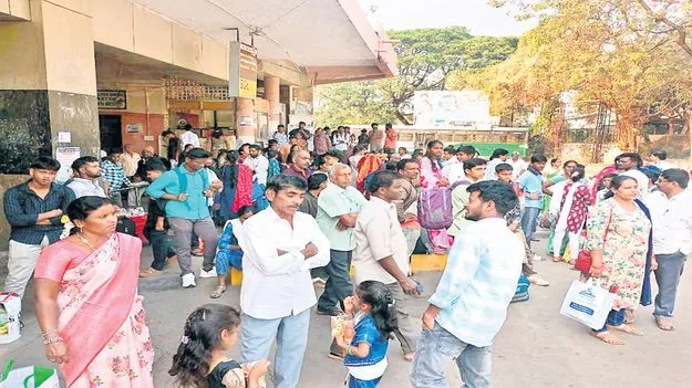 తిరుగు ప్రయాణాలతో రద్దీ