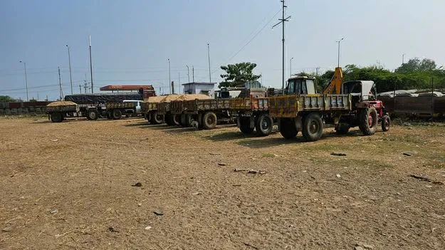 హద్దు మీరుతున్నారు..!