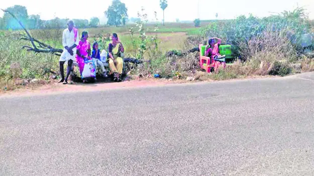 BUS: బస్‌ షెల్టర్లు లేక అవస్థలు