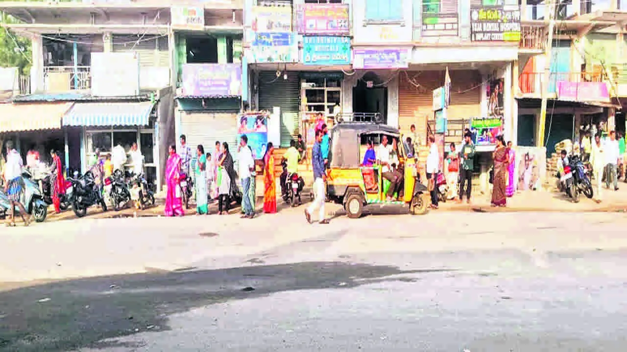 PASSENGERS: ప్రయాణికుల అవస్థలు