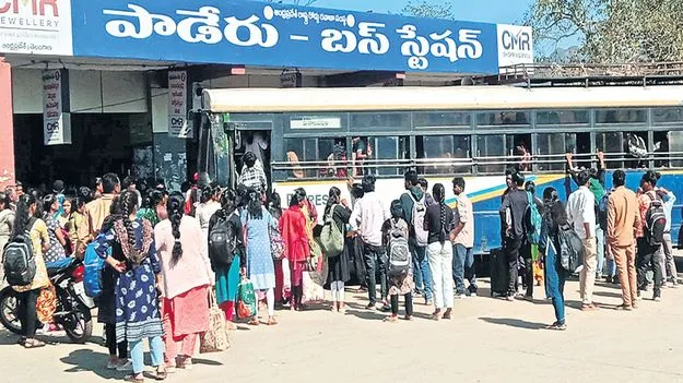 బస్సులు, జీపులు కిటకిట