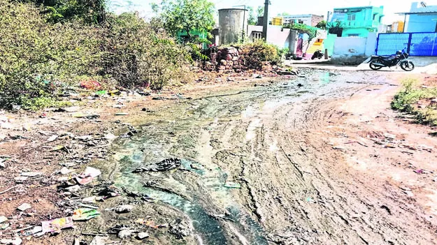 SEWAGE: తిష్టవేసిన మురుగు సమస్య