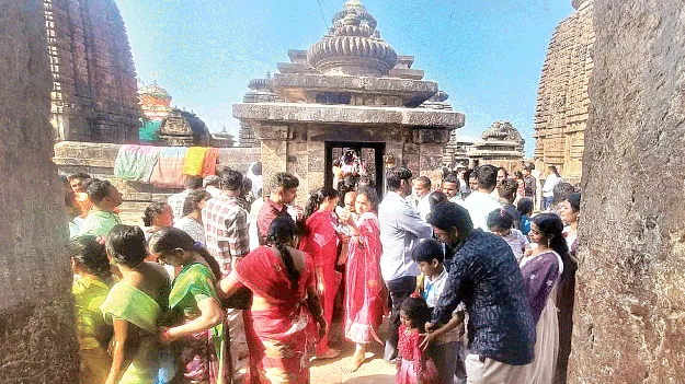 శ్రీముఖలింగేశ్వరుని దర్శనానికి పోటెత్తిన భక్తులు 