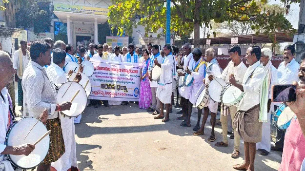 డప్పు కళాకారులను ఆదుకోవాలి