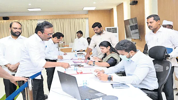 కలెక్టరేట్‌ పీజీఆర్‌ఎస్‌లో 160 అర్జీలు