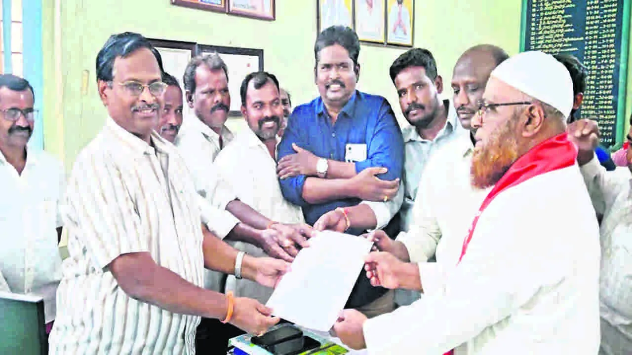 WORKERS: సమస్యలను పరిష్కరించాలని వినతి