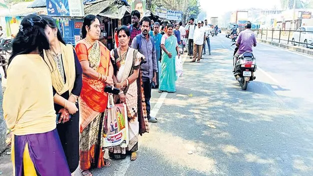 హైవేపైనే బస్టాప్‌