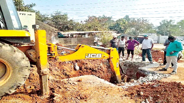 ఉద్దానం పైపులైన్లకు లీకేజీ