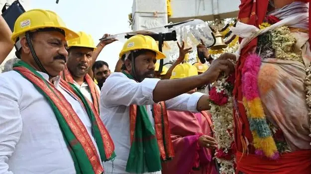 దేశ ప్రజల దృష్టిని ఆకర్షిస్తున్న మేడారం