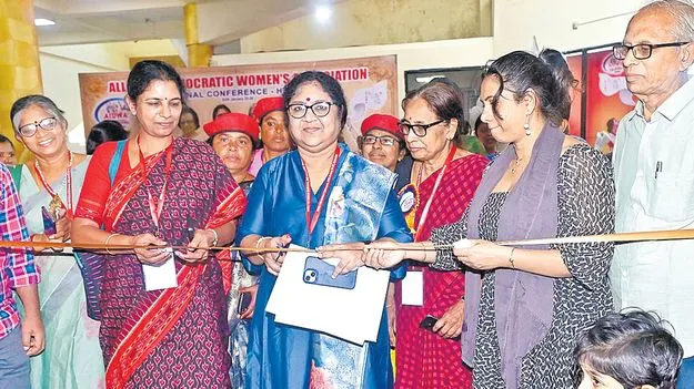 మహిళలకు 50 శాతం  రిజర్వేషన్‌ ఇవ్వాలి