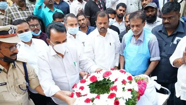 సౌమ్య కుటుంబానికి రూ.కోటి పరిహారం