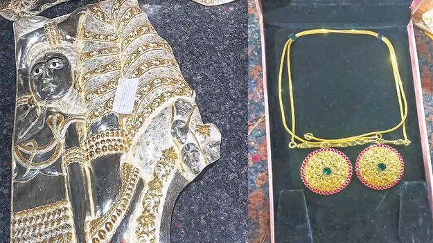 భద్రకాళి అమ్మవారికి 111 కిలోల వెండి అభరణాలు బహూకరణ