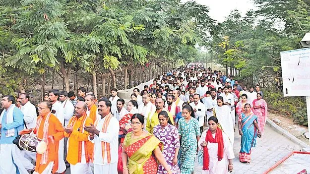 భక్తజన సంద్రం.. యాదగిరి క్షేత్రం 