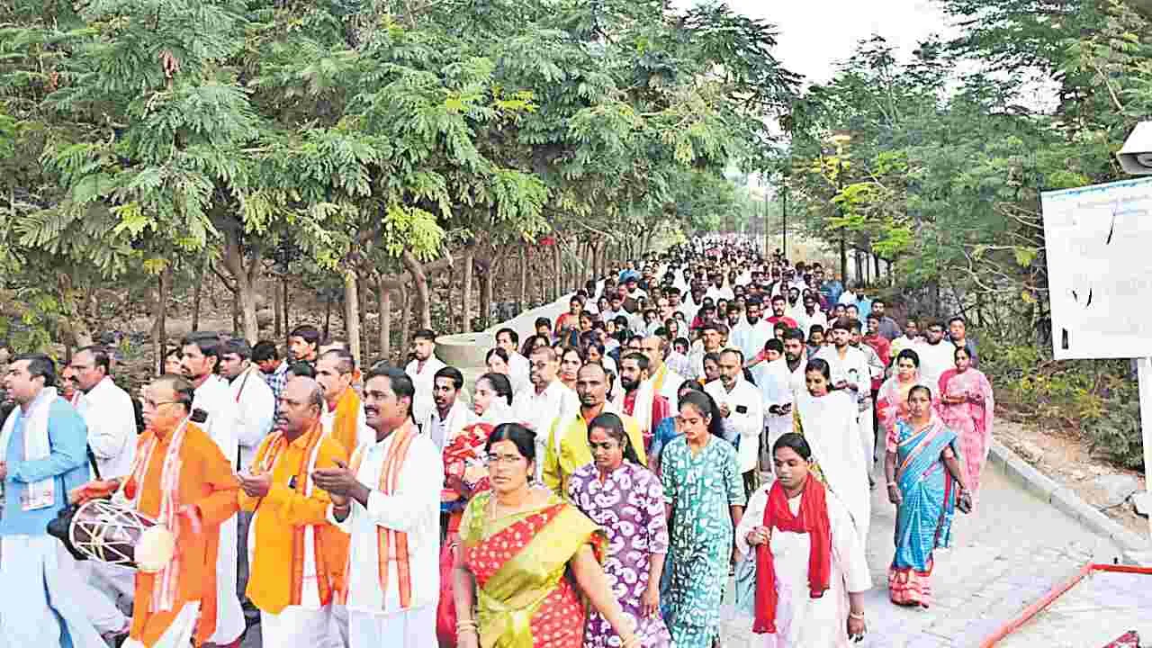 భక్తజన సంద్రం.. యాదగిరి క్షేత్రం