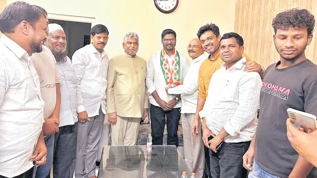 బీఫాం బీఆర్‌ఎస్‌‌ది.. ప్రచారం కాంగ్రెస్‌‌కు!