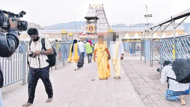 వద్దన్నా హద్దు మీరుతున్నారు...