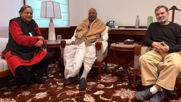 ఖర్గే, రాహుల్‌లతో థరూర్‌ భేటీ